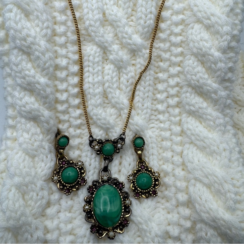 Vintage Style Green Cabochon Necklace & Screw-Back Earring Set Gold Tone Boho